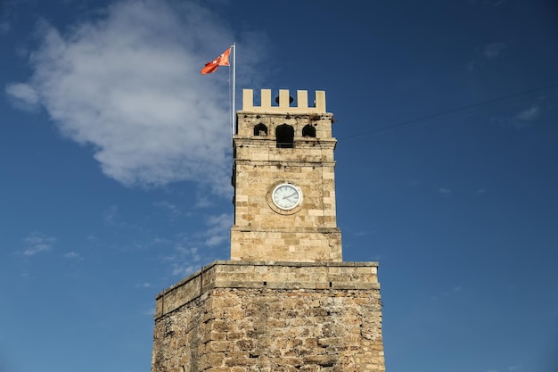 Torre do relógio na cidade de antalya, turquia