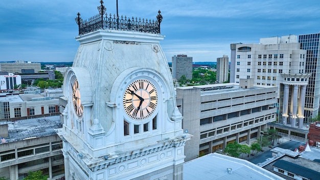 Torre do relógio no pôr-do-sol no nascer do sol aérea Louisville Kentucky