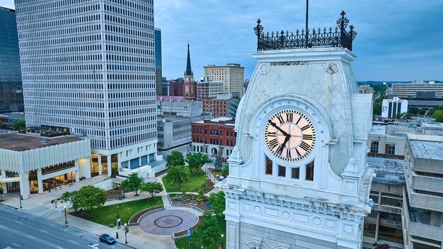 Torre do relógio no pôr-do-sol no nascer do sol com pátio verde no centro de Louisville KY