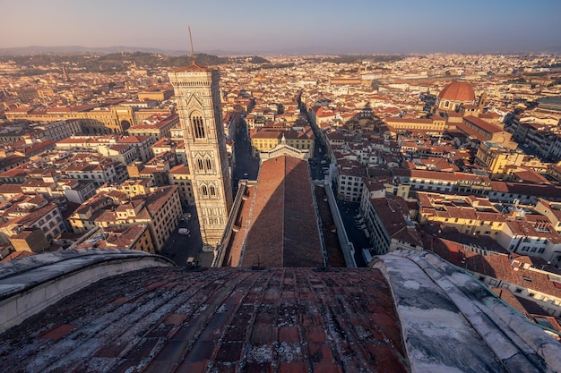 Torre do sino da Cattedrale di Santa Maria del Fiore e telhados de telhas da cidade medieval de Florença, Itália