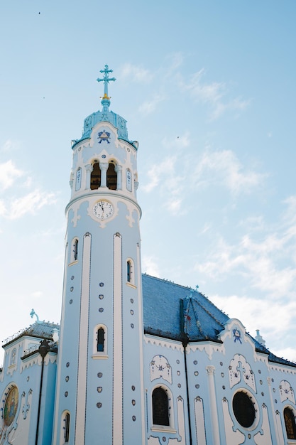 Torre do sino da Igreja Azul ou Igreja de Santa Isabel em Bratislava, Eslováquia