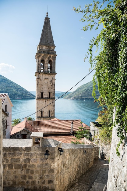 Torre do sino da Igreja de São Nicolau com vista para a Baía de Kotor em Perast Montenegro