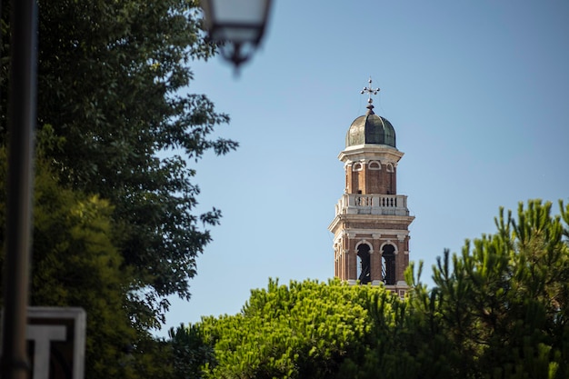 Torre do sino da igreja nas árvores