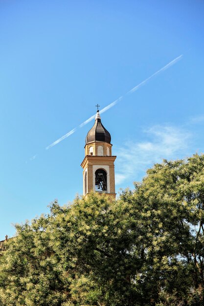 Torre do sino da igreja nas árvores