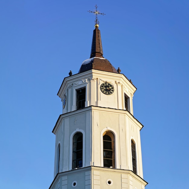 Torre do sino na cidade velha de Vilnius, Lituânia.