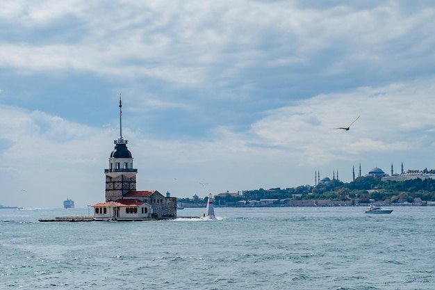 La Torre de la Doncella en el Bósforo Estambul Turquia