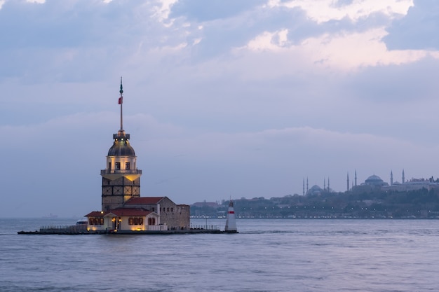 Torre de la doncella famosa torre en Estambul Turquia