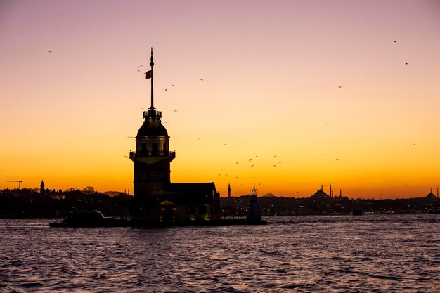 Torre de la Doncella (Kiz Kulesi) Atardecer en Estambul, Turquía.