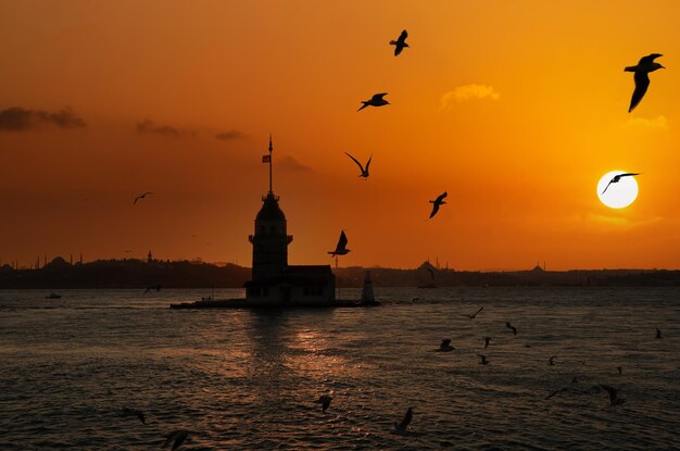 Torre de la doncella Kiz Kulesi silueta paisaje de puesta de sol Estambul Turquía