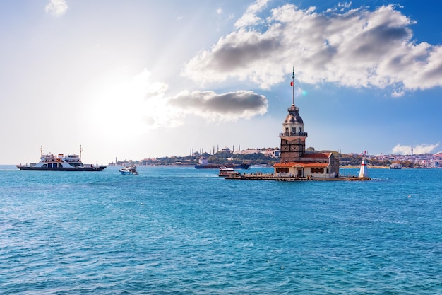 Torre de la doncella en el mar de Mármara Estambul Turquia