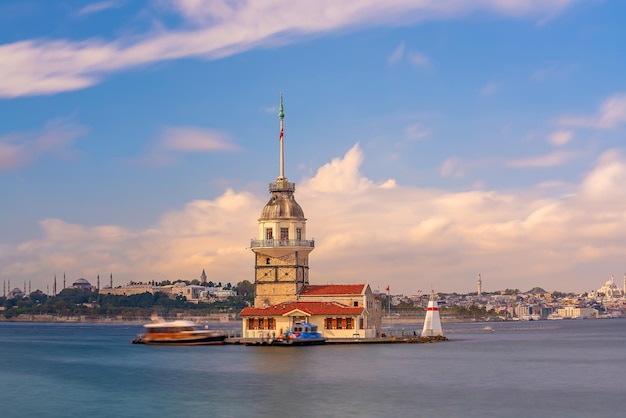 La torre de la doncella y el paisaje urbano del horizonte de la ciudad de Estambul