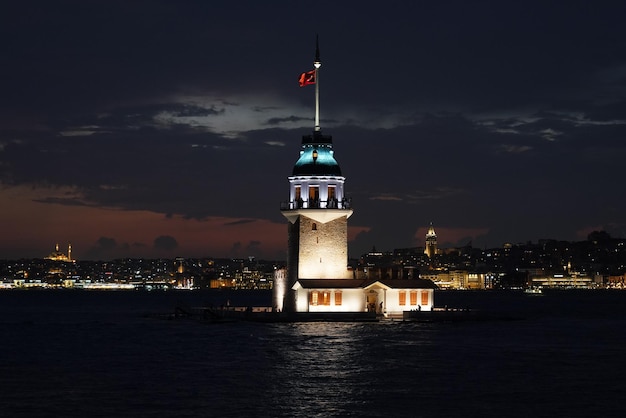 Foto la torre de las doncellas en estambul, turquía