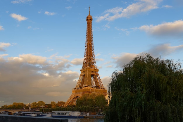 La Torre Eiffel al atardecer París Francia Es el lugar de viaje más popular y el icono cultural mundial de Francia y el mundo.