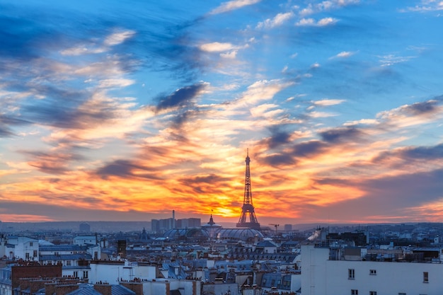 Torre Eiffel al atardecer en París Francia