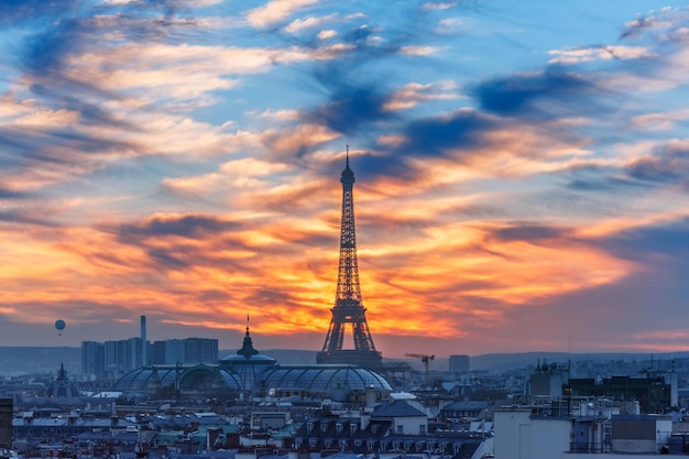 Torre Eiffel al atardecer en París Francia