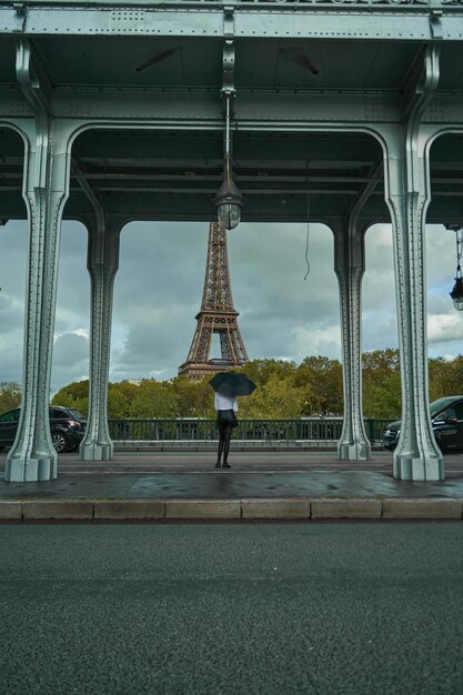 La Torre Eiffel al atardecer en París, Francia