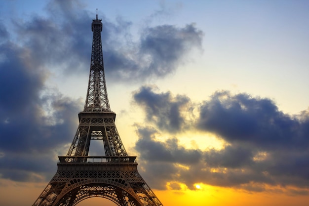 Torre Eiffel al atardecer París Francia
