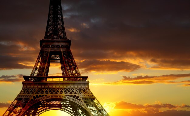 Torre Eiffel al atardecer París Francia