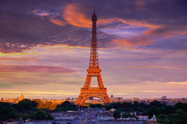 Torre Eiffel al atardecer París Francia