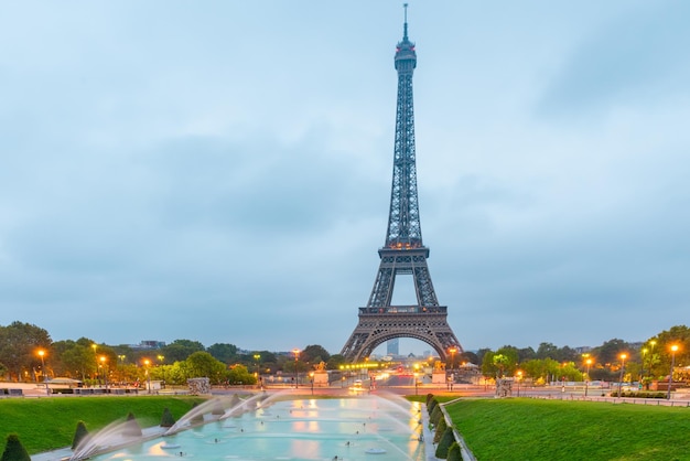 Foto torre eiffel ao nascer do sol vista dos jardins du trocadero em paris frança, marco famoso e popular