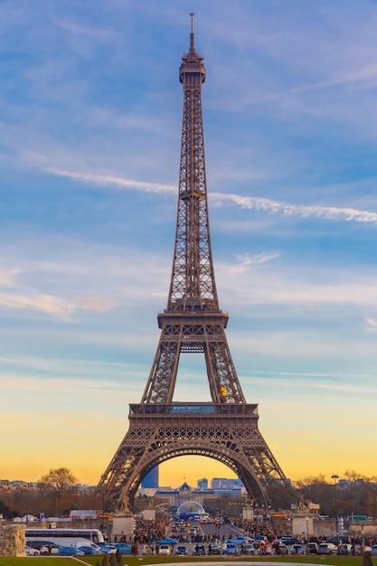 Torre Eiffel ao pôr do sol de inverno em Paris França