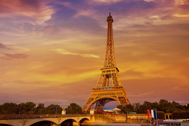 Torre eiffel ao pôr do sol paris frança