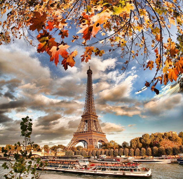 Torre Eiffel con un barco en el Sena en París, Francia