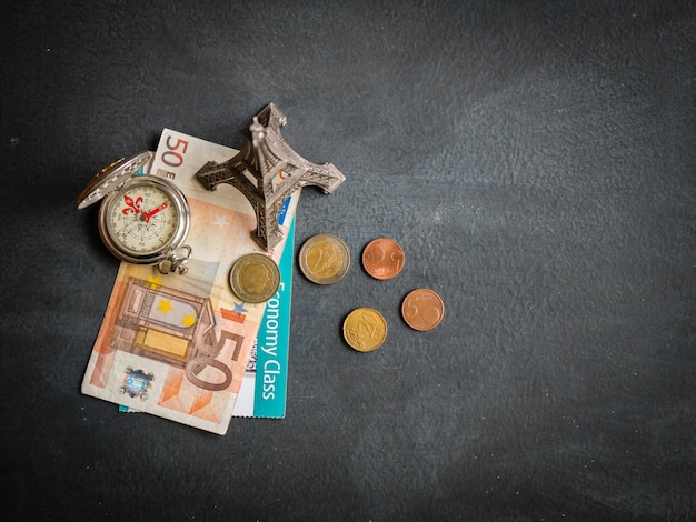 Foto torre eiffel con billete de 50 euros y tarjeta de embarque.