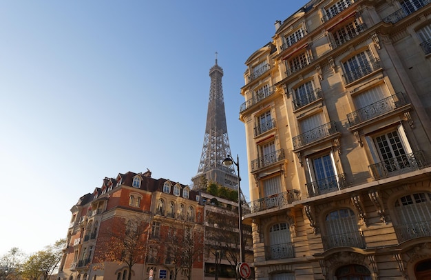 La Torre Eiffel y la casa tradicional francesa París Francia