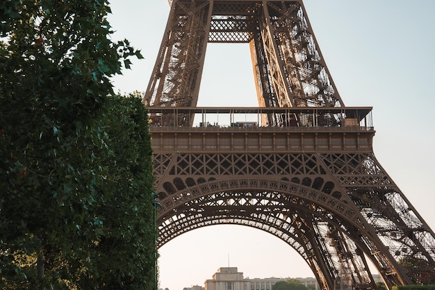 Torre Eiffel bajo un cielo azul claro