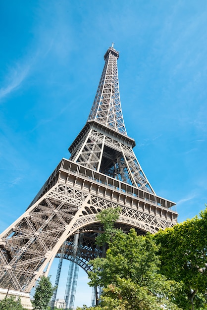 Torre Eiffel con cielo azul, París Francia