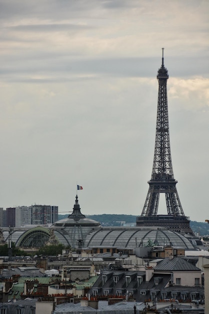 Torre Eiffel con el cielo en el fondo