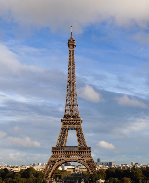 La Torre Eiffel contra el cielo