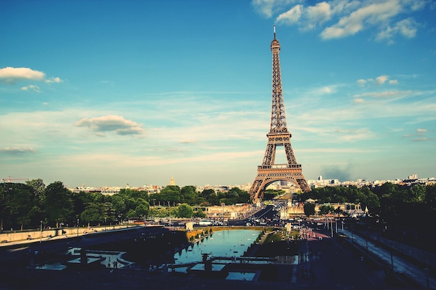 Torre Eiffel contra el cielo