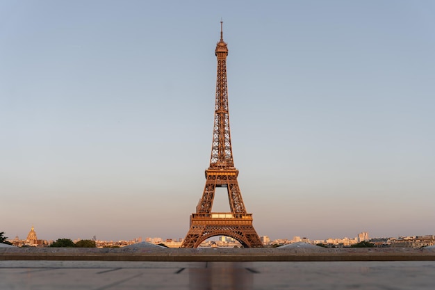 Torre Eiffel contra um céu limpo