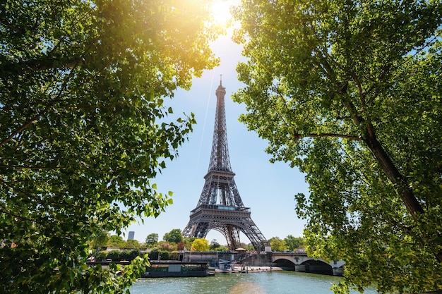 Torre Eiffel de Paris e rio Sena ao pôr do sol em Paris França Torre Eiffel é um dos marcos mais emblemáticos de Paris Cartão postal de Paris