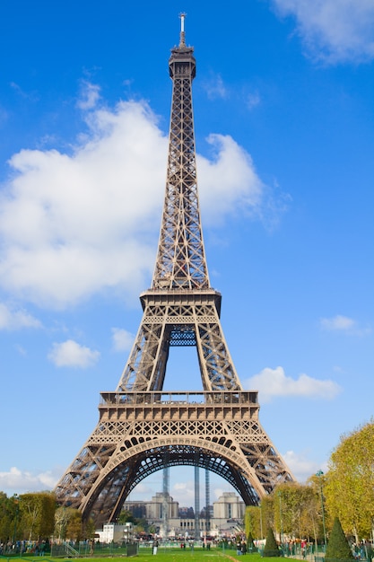 Torre Eiffel en día soleado en París, Francia