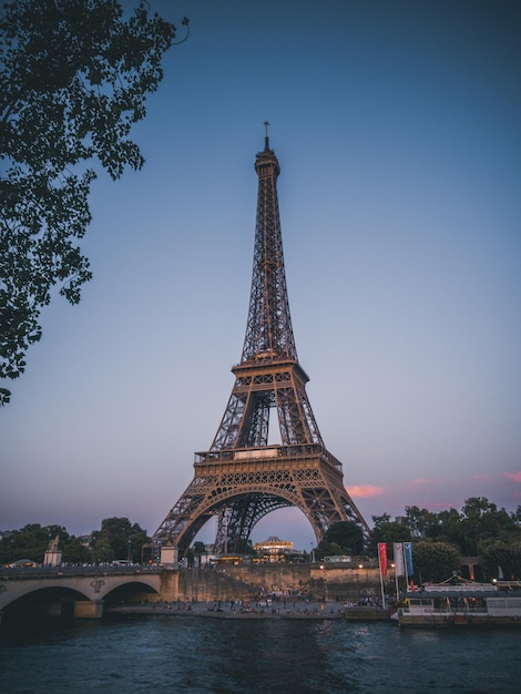 Torre Eiffel e rio contra o céu