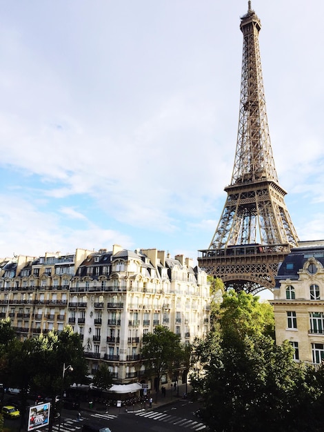Torre Eiffel y edificios en la ciudad contra el cielo