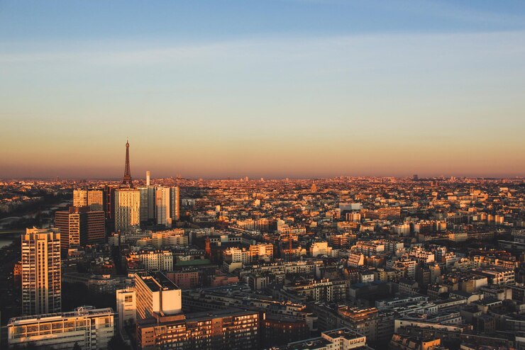 Torre Eiffel entre edificios en los últimos rayos del sol Vista aérea de París Francia