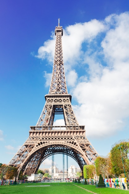 Torre Eiffel em dia de sol perto, Paris, França