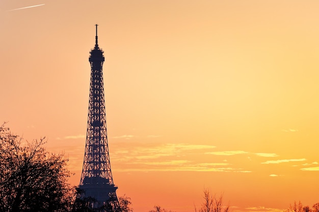 Torre eiffel em paris ao pôr do sol