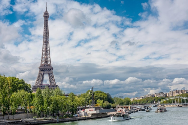 Torre eiffel em paris na perspectiva das nuvens