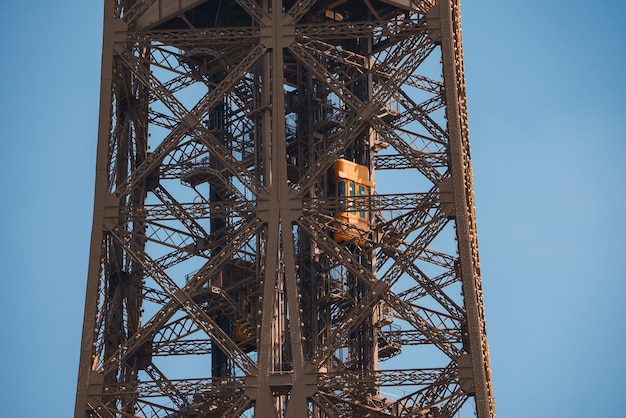 Torre Eiffel em um dia ensolarado em Paris