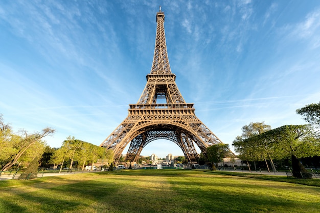 Torre Eiffel es famosa y mejores destinos en París y Francia.