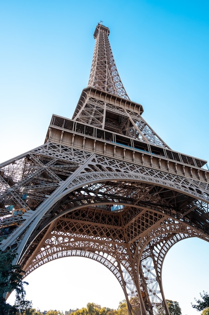 Torre Eiffel desde el fondo.