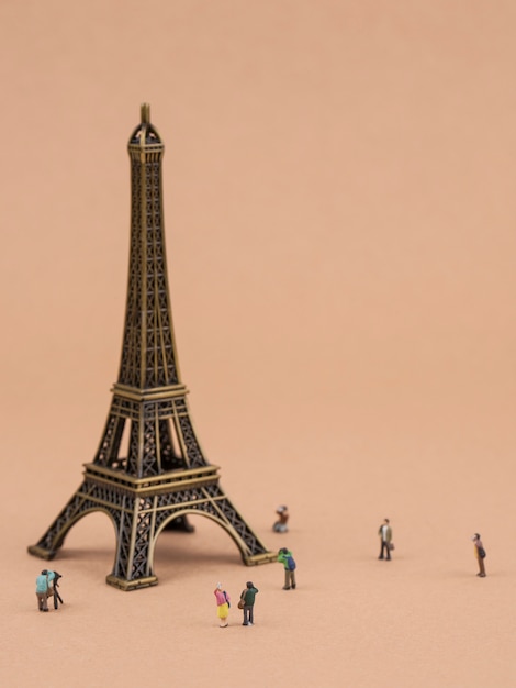 Torre Eiffel en miniatura y turistas