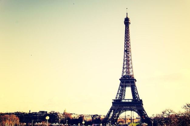 Torre Eiffel na cidade contra o céu claro