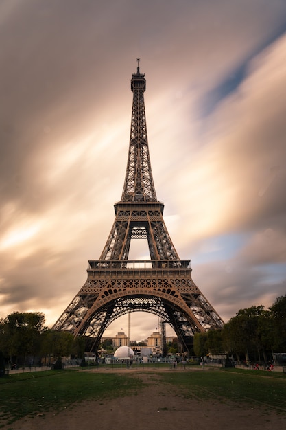 Torre eiffel no centro da cidade de paris