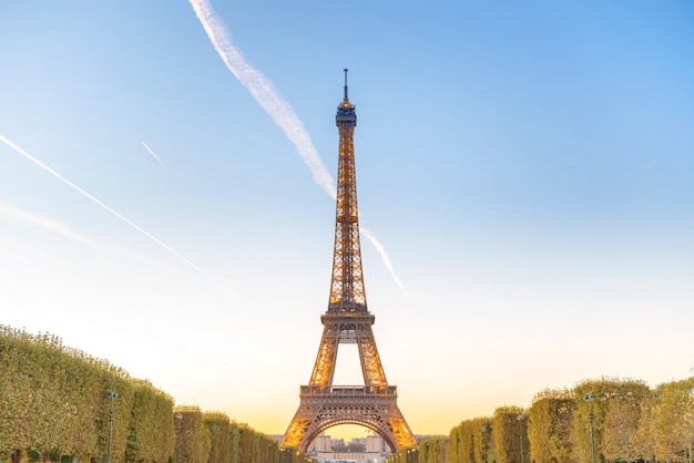 Torre Eiffel no Parque Champ de Mars ao pôr do sol em Paris, França